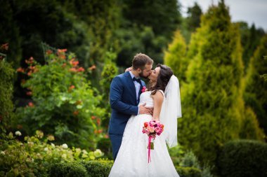 Yakışıklı damat öpüşme güzel gelin