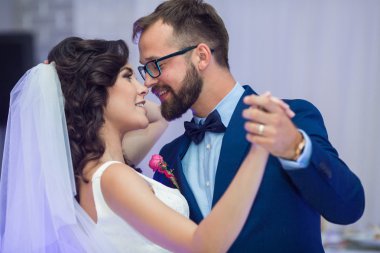 mutlu yeni evli çift