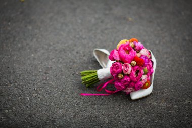 düğün ayakkabıları ve taze bir buket