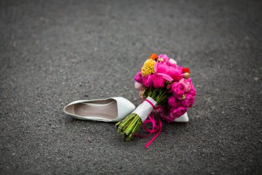 düğün ayakkabıları ve taze bir buket