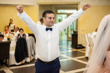 mutlu yakışıklı damat