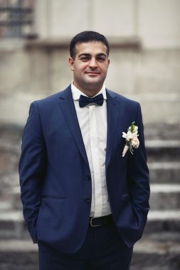 Mutlu, yeni evli damat gülümseyen