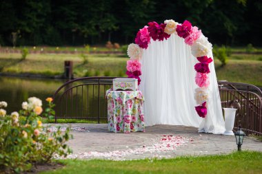 gül yaprakları, çiçekleri ile kemer