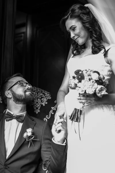 Happy handsome groom  and bride — Stock Photo, Image