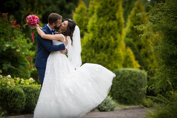 Jóképű vőlegény csók gyönyörű menyasszony — Stock Fotó