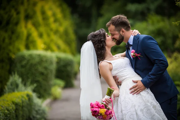 Glückliches Brautpaar — Stockfoto