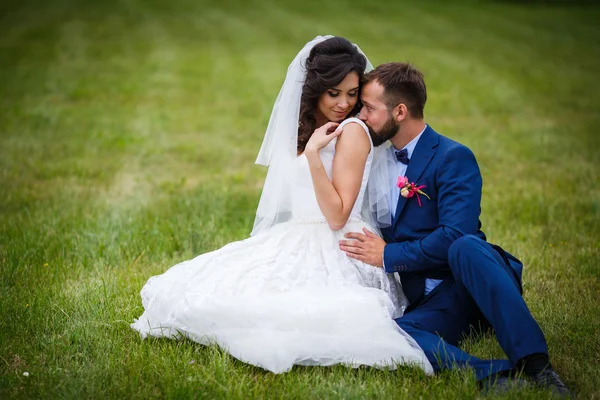 Mutlu yakışıklı damat — Stok fotoğraf