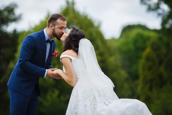 Boldog, érzéki newlywed pár — Stock Fotó