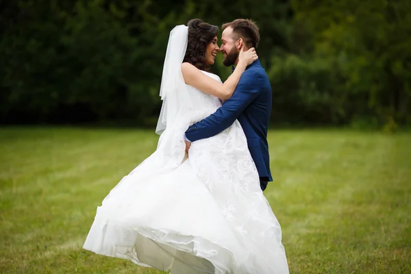 Glückliches Brautpaar — Stockfoto