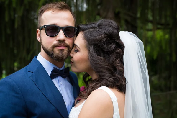 Menyasszony a vőlegény csók támaszkodva — Stock Fotó