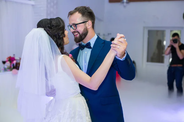 Happy newlywed couple — Stock Photo, Image