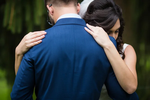Счастливая невеста обнимает красивого жениха — стоковое фото