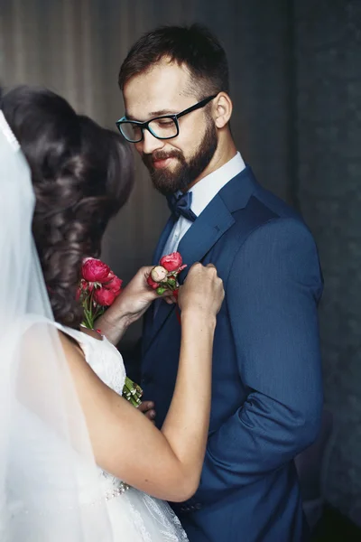 Panna młoda brunetka na kwiaty boutonniere — Zdjęcie stockowe