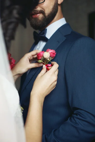 Morena novia poner en flores boutonniere —  Fotos de Stock