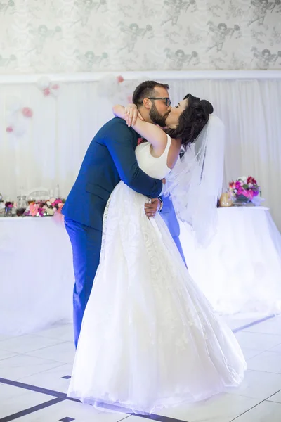 Coppia baci durante il loro primo ballo — Foto Stock