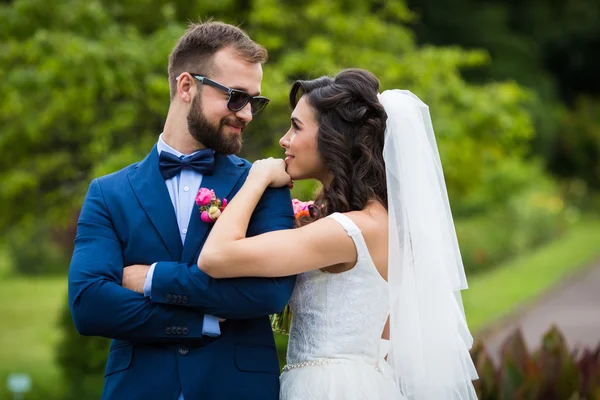 Braut schaut hübschen Bräutigam an — Stockfoto