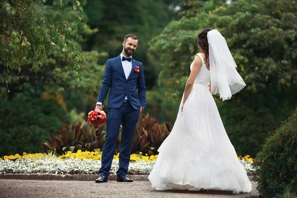 Elegante glückliche Braut und Bräutigam — Stockfoto