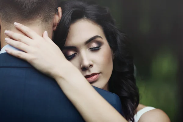 Gelukkige bruid knuffelen knappe bruidegom — Stockfoto