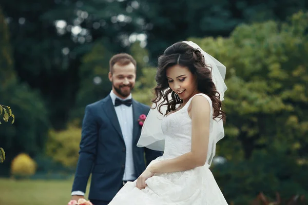 Hinreißende brünette Braut im eleganten Kleid — Stockfoto