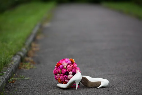 Wedding shoes and a fresh bouquet — Stock Photo, Image