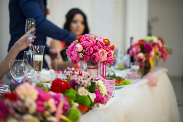 Красивий прикрашений стіл весільного прийому — стокове фото