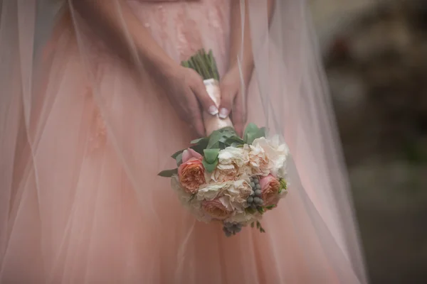 Mariée tenant un bouquet — Photo