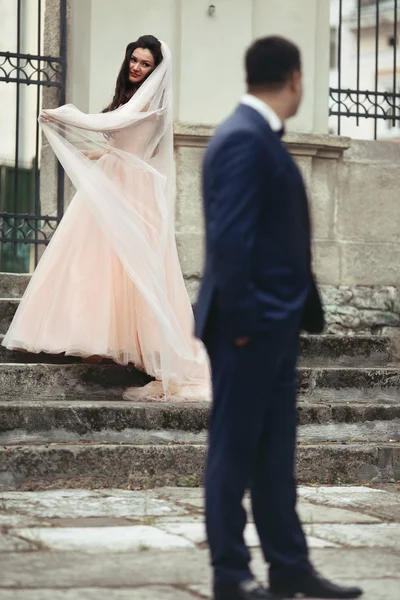 Sposa che balla su vecchie scale — Foto Stock