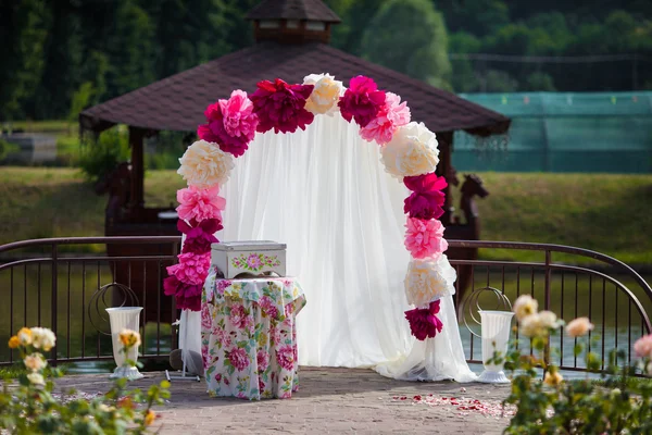 Весільний прохід з пелюстками троянд — стокове фото