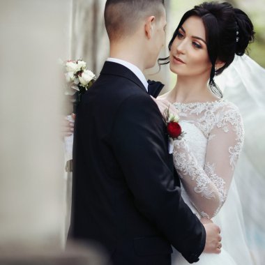 Mutlu yeni evli esmer gelin