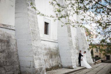 Güzel esmer gelin sarılma damat