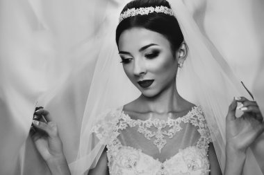 Duygusal esmer gelin