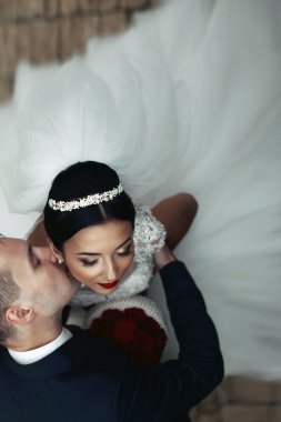 Romantik öpüşme esmer gelin damat