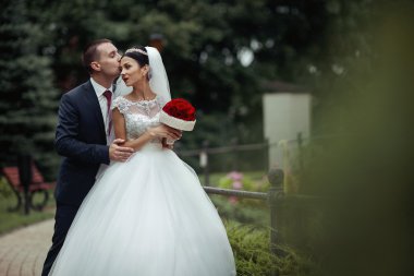 Yeni evli valentynes poz ve sarılma