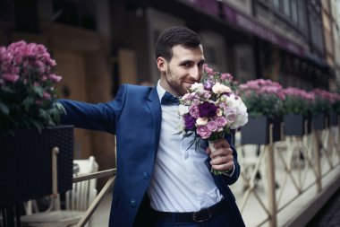 Mutlu gülümseyen yakışıklı sakallı damat