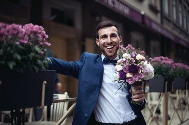 Mutlu gülümseyen yakışıklı sakallı damat