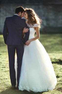 Romantik çift el ele tutuşuyor.