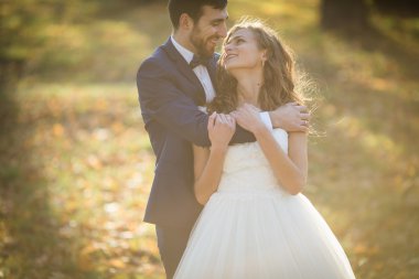 Romantik yeni evlendiği kocası sarılma