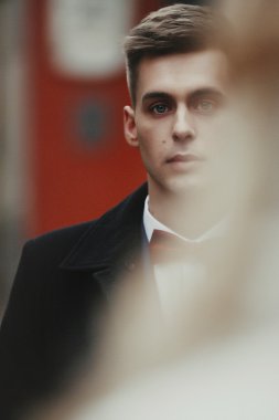 Yakışıklı masum damat