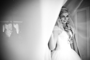 Seksi sarışın gelin gülümseyen