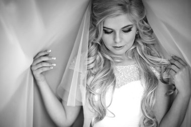 Seksi sarışın gelin gülümseyen