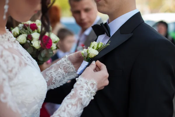 Чудова наречена в старовинній білій сукні — стокове фото
