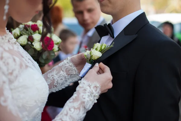 Hinreißende Braut im weißen Kleid — Stockfoto