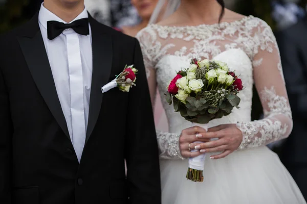 Невеста с свадебным букетом крупным планом — стоковое фото