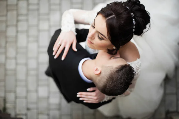 Schöner, sinnlicher Bräutigam küsst — Stockfoto