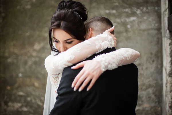 Чуттєва брюнетка наречена обіймає нареченого — стокове фото