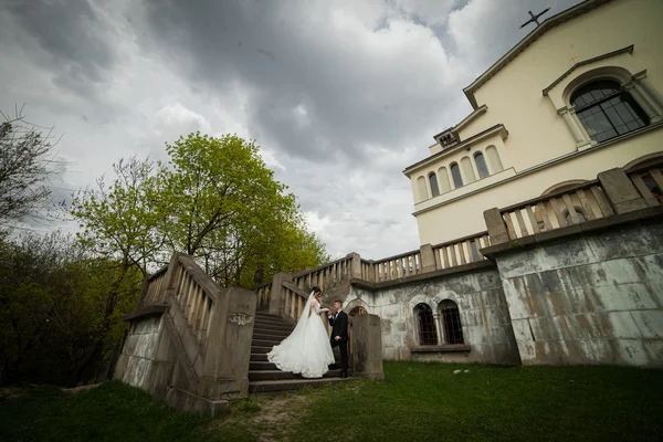 Jistý ženicha, drželi se za ruce a — Stock fotografie