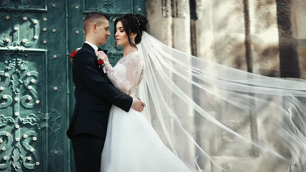 Casal feliz de recém-casados — Fotografia de Stock