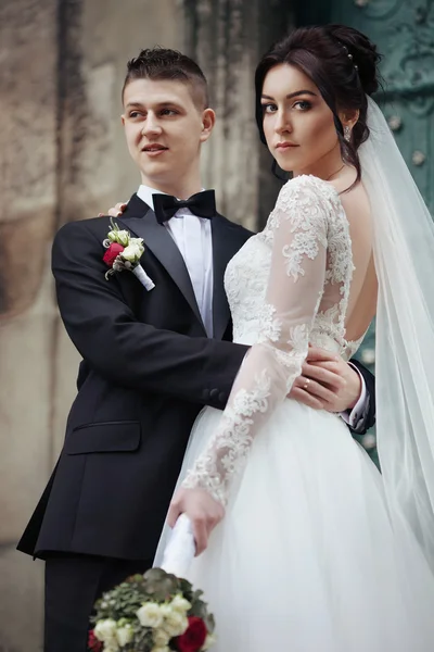 Casal feliz de recém-casados — Fotografia de Stock