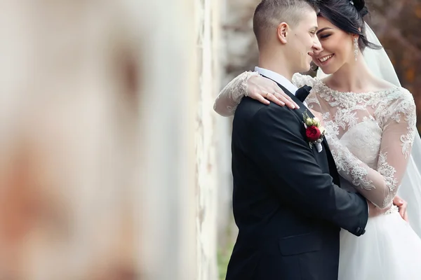 Novia y novio riendo — Foto de Stock