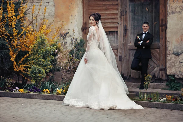 Schöne brünette Braut zu Fuß — Stockfoto